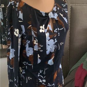 ST. JOHN FLORAL PRINT BLOUSE WITH KEY HOLE CUT OUT IN FRONT. SIZE SMALL
